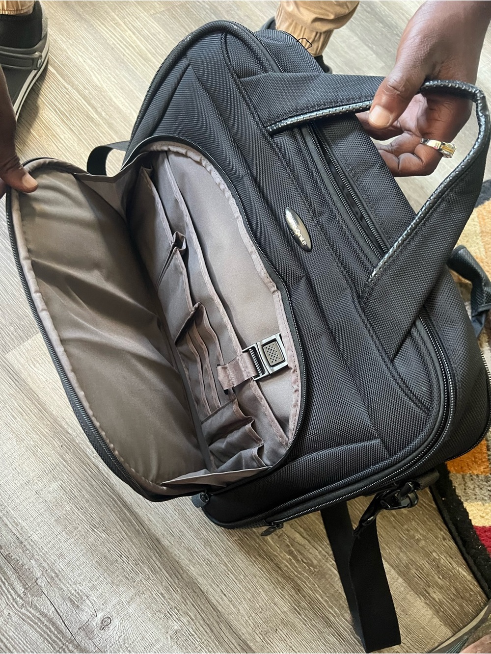 Samsonite Black Laptop Briefcase with Shoulder Strap - Picture 7 of 8